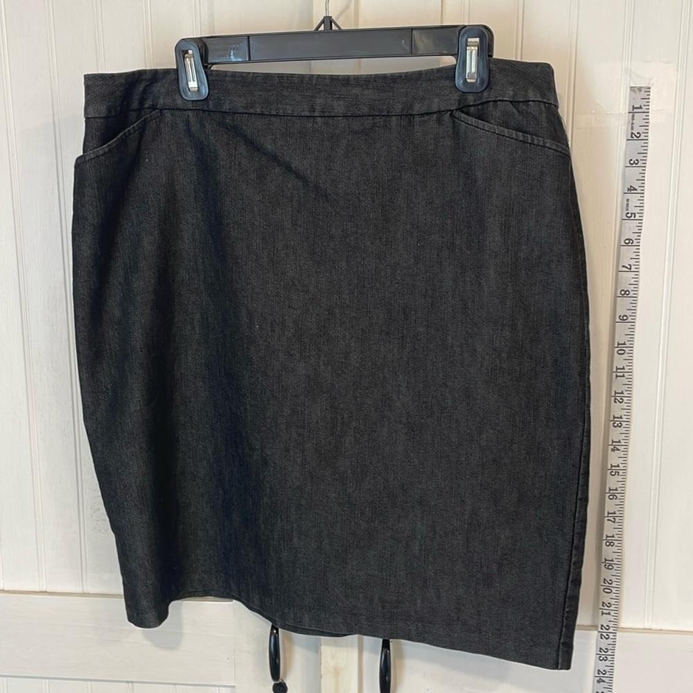 Chaus dark gray, lightweight classic pencil skirt, size 16